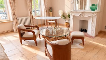Habitación doble Deluxe, vista a la ciudad | Restaurantes