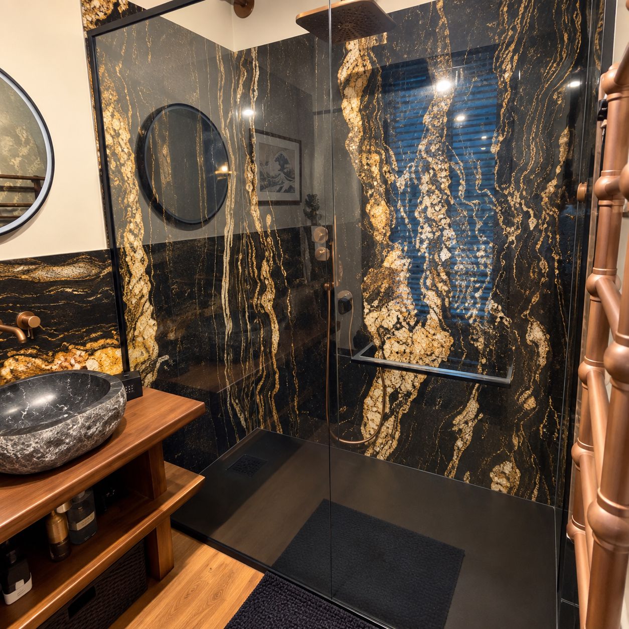 Een moderne badkamer met een douchecabine van glas, een houten wastafelmeubel met een ruime wastafel en een marmeren spatwand.