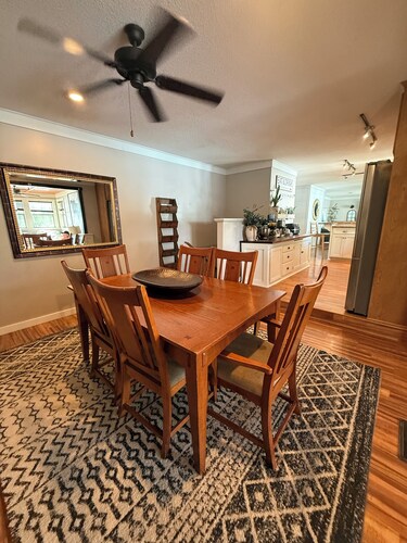 The Haven on Big Swan Lake, 5-bdr. in Dassel with 6 person hot tub and patios.