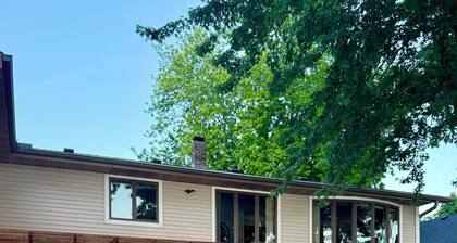 The Haven on Big Swan Lake, 5-bdr. in Dassel with 6 person hot tub and patios.