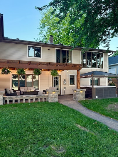 The Haven on Big Swan Lake, 5-bdr. in Dassel with 6 person hot tub and patios.