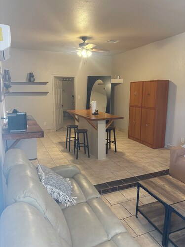 Cozy Parkside Studio, Full Kitchen, Queen Bed, Patio & Laundry