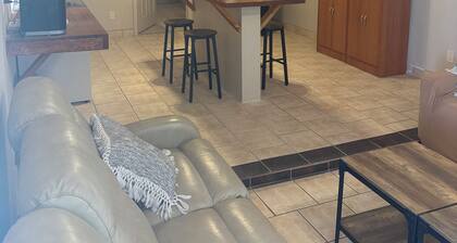 Cozy Parkside Studio, Full Kitchen, Queen Bed, Patio & Laundry
