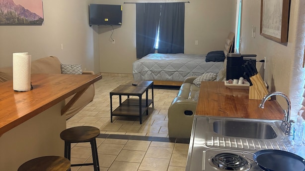 Room - Cozy Parkside Studio, Full Kitchen, Queen Bed, Patio & Laundry (Las Cruces)