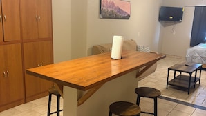 Dining - Cozy Parkside Studio, Full Kitchen, Queen Bed, Patio & Laundry (Las Cruces)