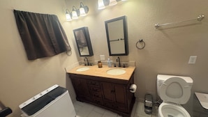 Bathroom - Cozy Parkside Studio, Full Kitchen, Queen Bed, Patio & Laundry (Las Cruces)