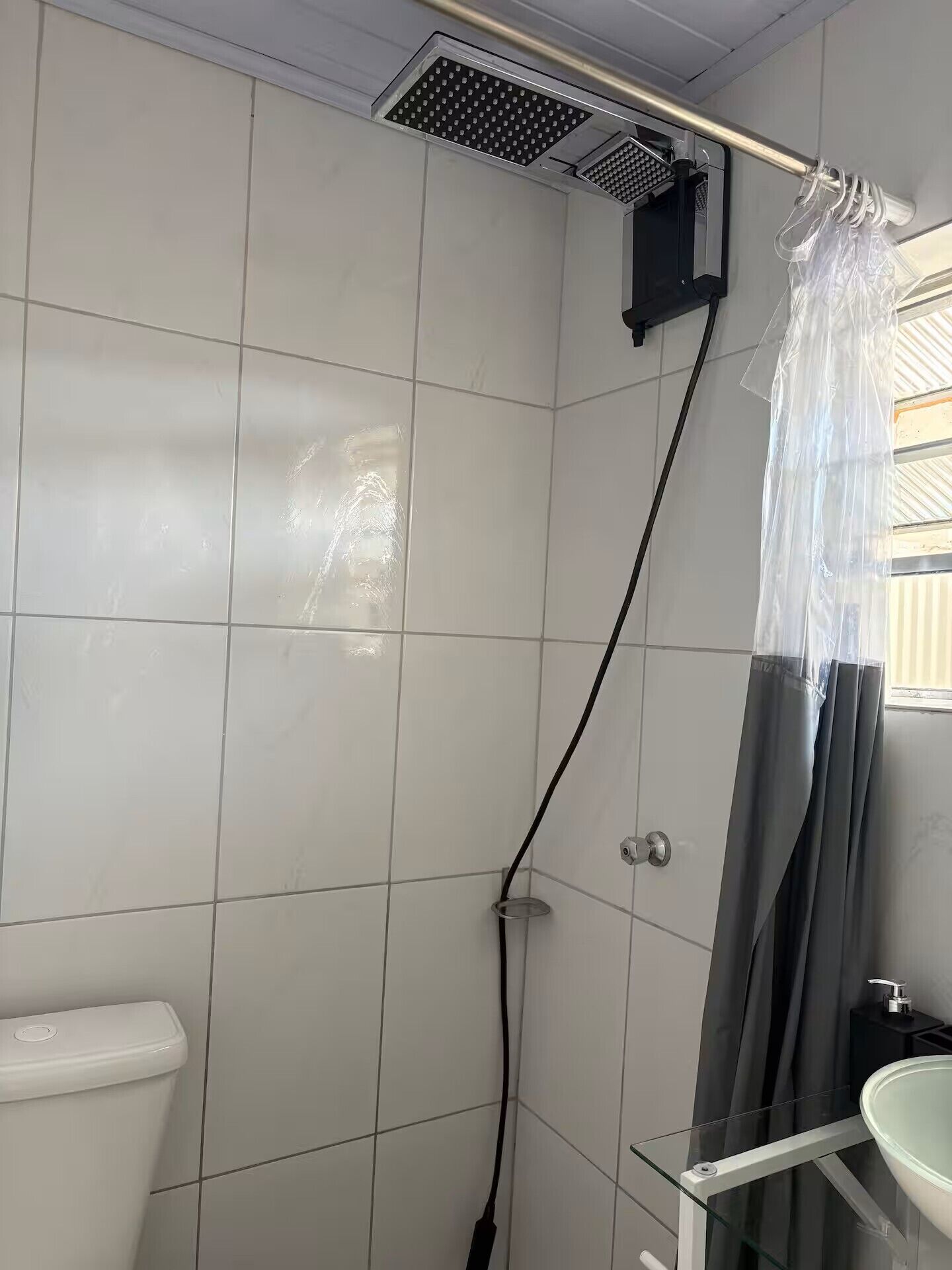 Chuveiro, secador de cabelo, toalhas de banho, sabonete