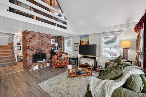 Prime Location in NOTL
Theatre-Wineries-Walk-Ride.
Cozy&clean, 3 bedroom/baths.