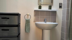 Shower, hair dryer, towels - Apartment Sleeps 4 - Free Parking & Wifi (Ripon)