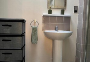 Bathroom - Apartment Sleeps 4 - Free Parking & Wifi (Ripon)