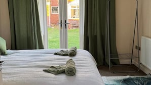 1 bedroom, iron/ironing board, free WiFi, bed sheets - Apartment Sleeps 4 - Free Parking & Wifi (Ripon)