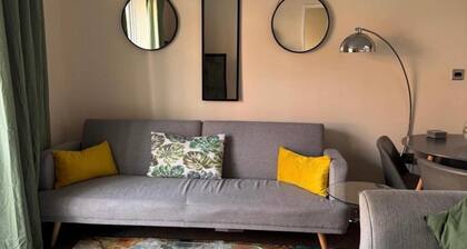 Apartment Sleeps 4 - Free Parking & Wifi