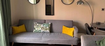 Apartment Sleeps 4 - Free Parking & Wifi