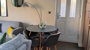 Dining - Apartment Sleeps 4 - Free Parking & Wifi (Ripon)