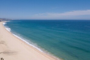 A beach with clear blue water and a sandy shore. - Estudio a 5 min de la playa en San José del Cabo (San José del Cabo)