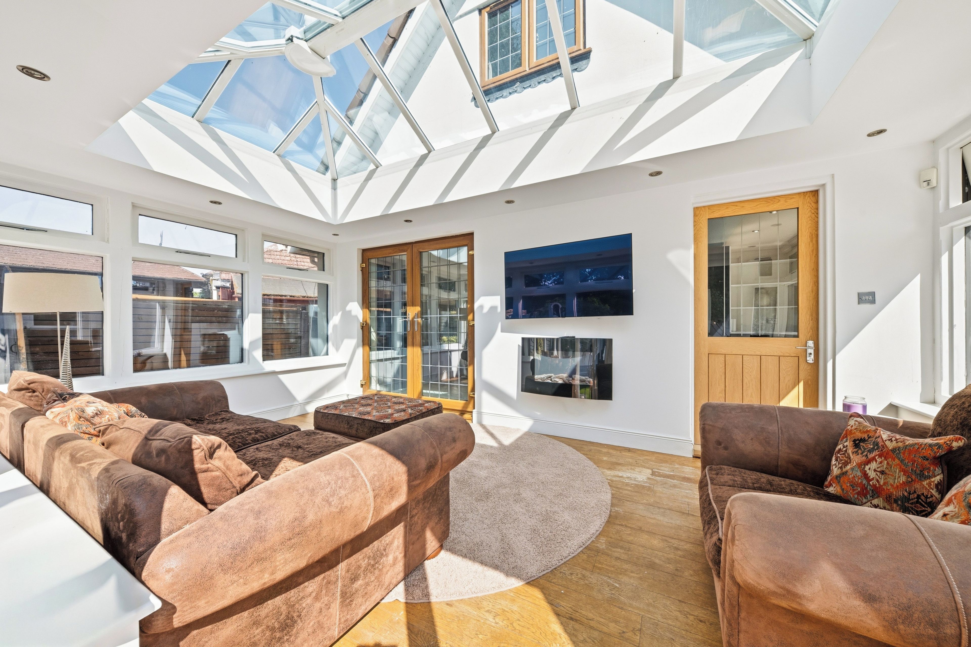 Un vaste espace de vie doté d’un haut plafond, de grandes fenêtres et d’un design moderne.