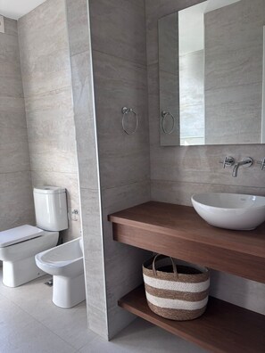 Sèche-cheveux, bidet, savon