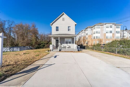 4-bedroom house in tranquil Baltimore Highlands with AC