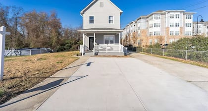 4-bedroom house in tranquil Baltimore Highlands with AC