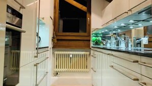 Private kitchen - PANORAMIC LAUTERBRUNNEN APARTMENT WITH STAUBBACHFALL VIEWS (Lauterbrunnen)
