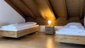 Room - PANORAMIC LAUTERBRUNNEN APARTMENT WITH STAUBBACHFALL VIEWS (Lauterbrunnen)