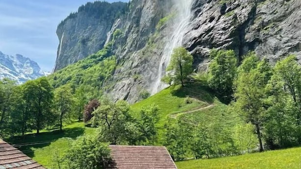 Outdoor dining - PANORAMIC LAUTERBRUNNEN APARTMENT WITH STAUBBACHFALL VIEWS (Lauterbrunnen)
