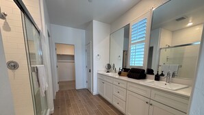 Shower, hair dryer, bidet, toilet paper - Spacious 3BR Home w/ Tesla Charger, Private Yard & Garage (Visalia)