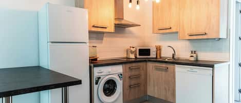 Coffee/tea maker, microwave, dishwasher