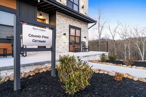 Un bâtiment portant l’inscription « Résidence Smith Creek » et affichant une pancarte indiquant « Escapade Grand Prix ».