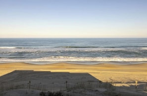 Ein Strand mit sandigem Ufer und Wellen.