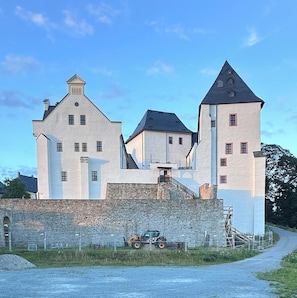 Ein großes, historisches Gebäude mit mehreren Türmen und einem markanten Eingang.
