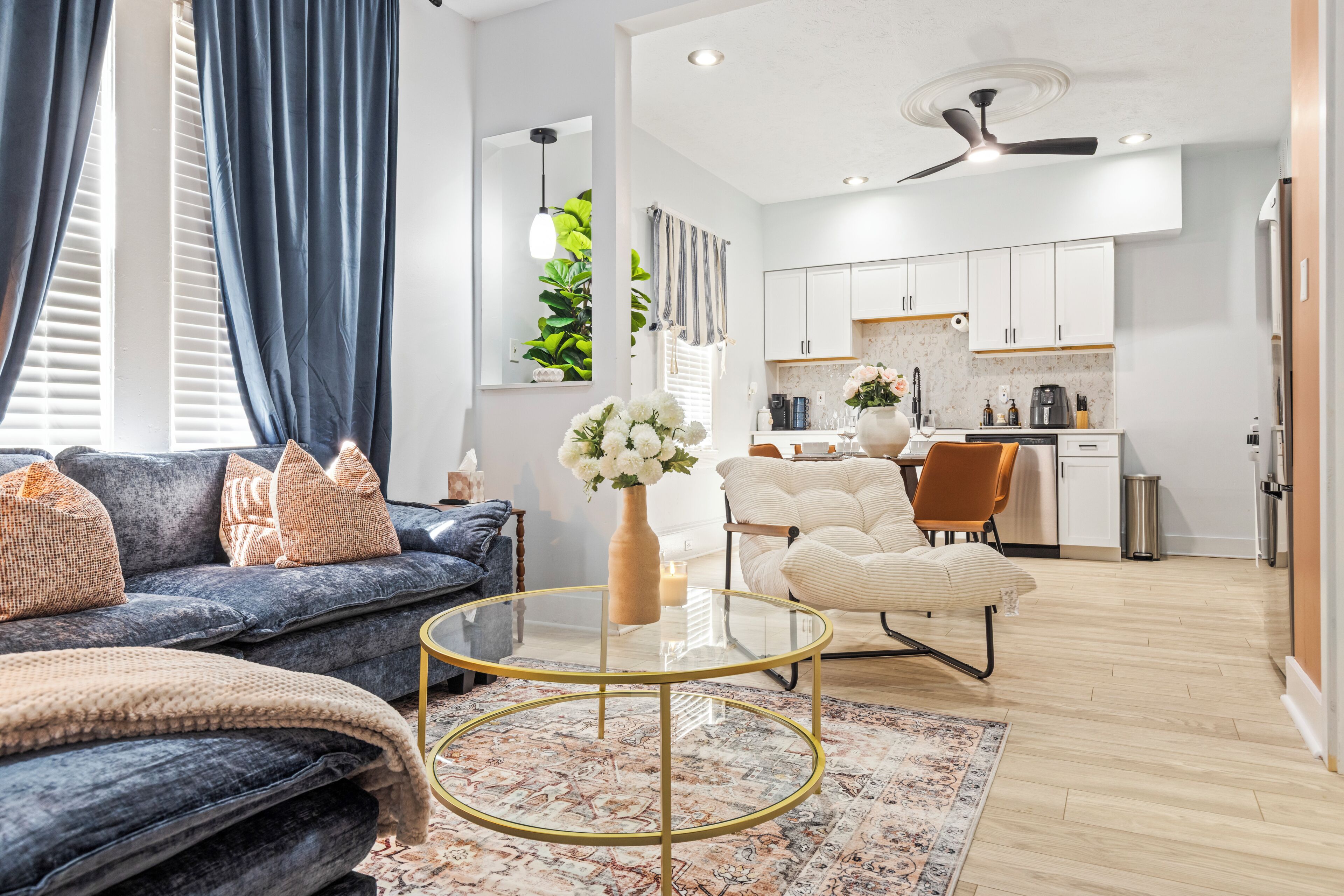 Una sala de estar moderna con un sofá, un sillón y una mesa de centro.