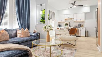 Una sala de estar moderna con un sofá, un sillón y una mesa de centro.