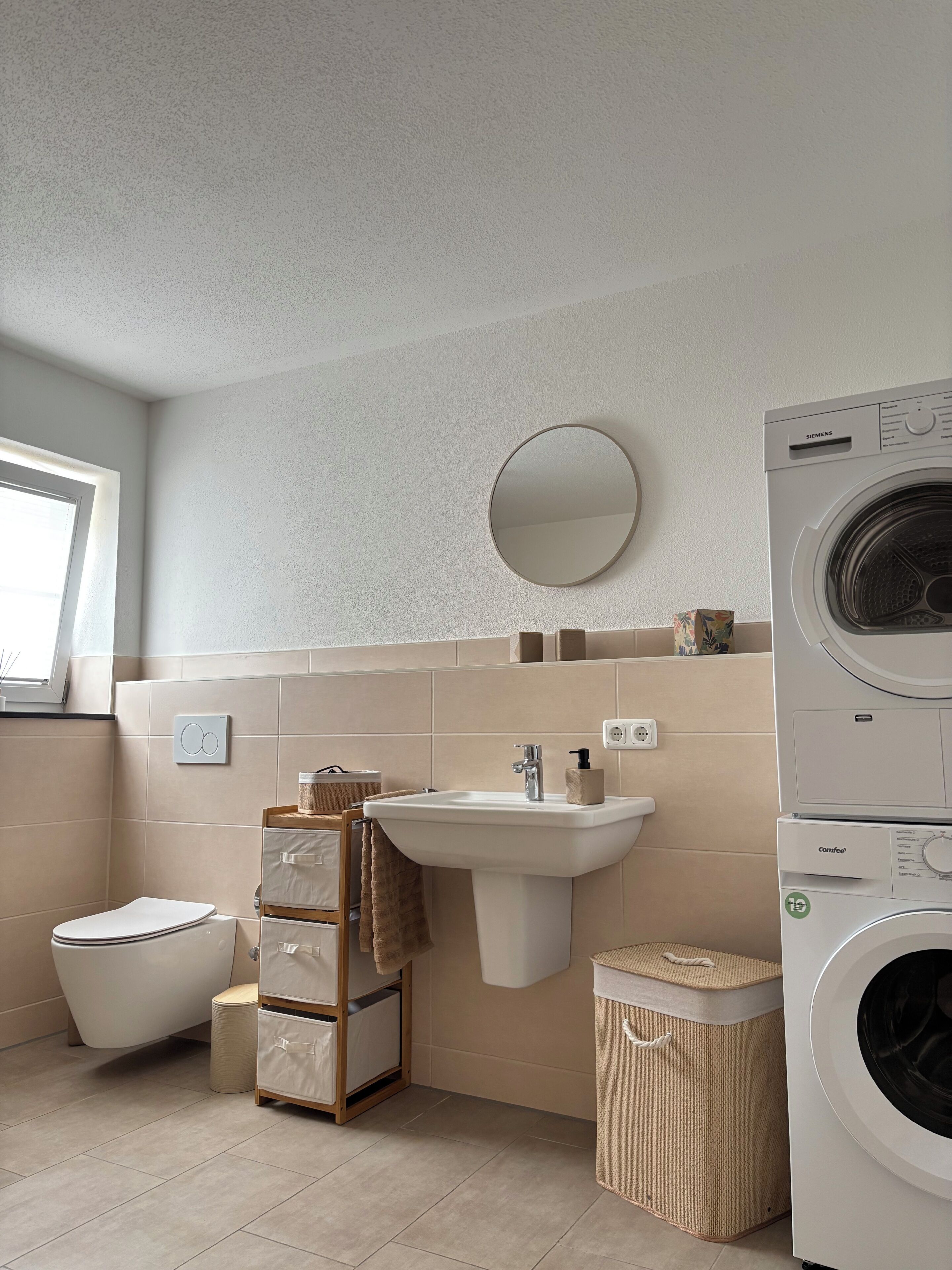 Haartrockner, Handtücher, Seife, Toilettenpapier