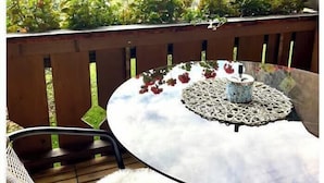 Outdoor dining - BEAUTIFUL 2-BEDROOM CHALET WITH PANORAMIC MOUNTAIN VIEWS (Lauterbrunnen)
