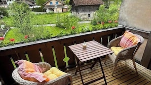 Outdoor dining - BEAUTIFUL 2-BEDROOM CHALET WITH PANORAMIC MOUNTAIN VIEWS (Lauterbrunnen)