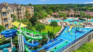 Ein Resort mit Wasserpark, einschließlich Rutschen und einem Poolbereich.