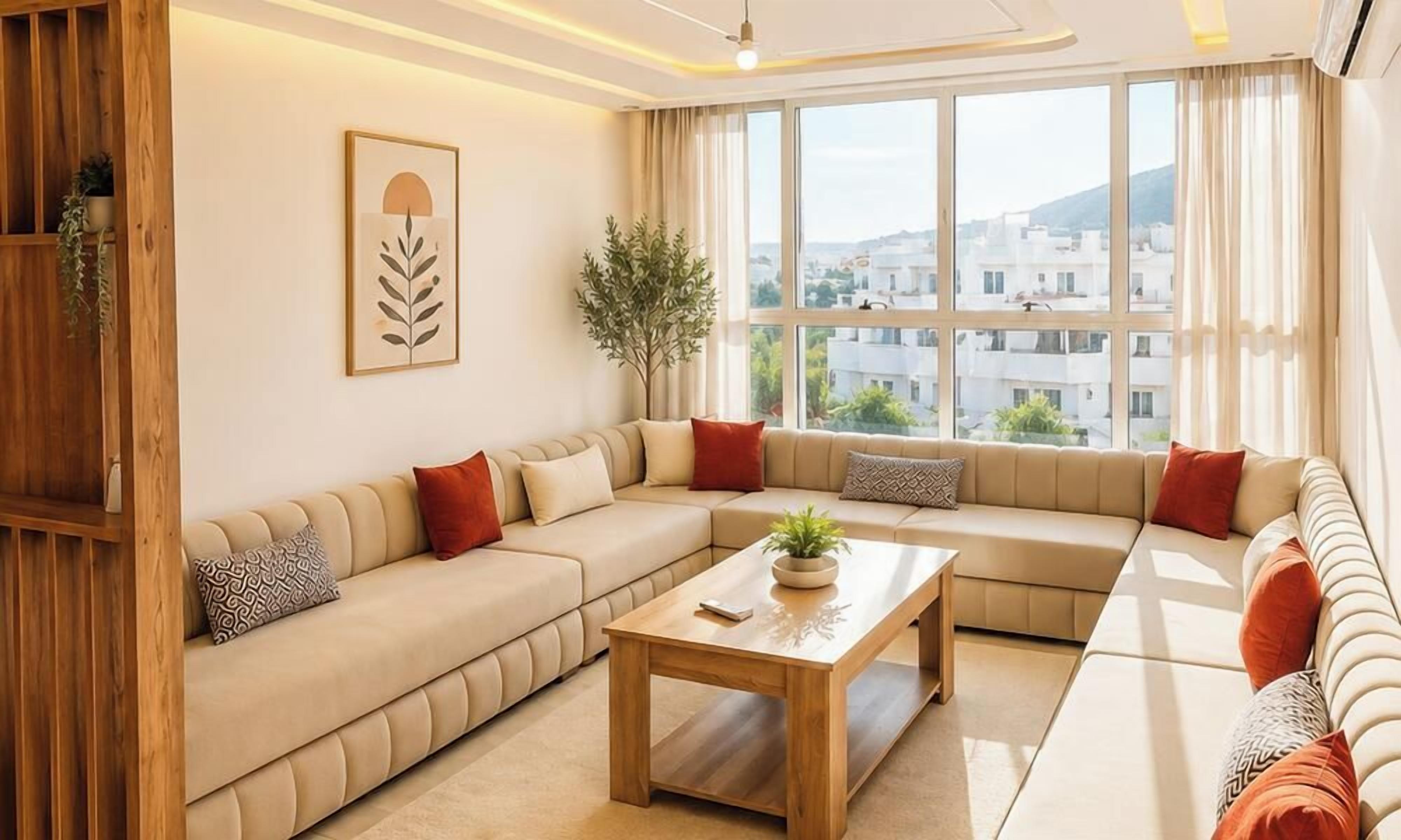 Una sala de estar moderna con un sofá modular, una mesa de centro y un amplio ventanal con vistas a la ciudad.