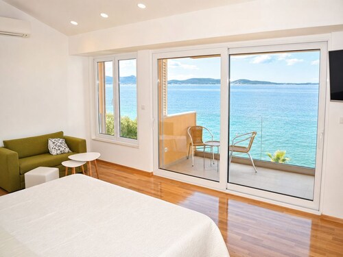 Unique villa right on the beach with its own dock. Completely renovated, Zadar