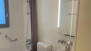 Bathroom - STUNNING 3-BEDROOM APARTMENT FACING STAUBBACH FALLS (Lauterbrunnen)
