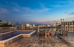 A rooftop terrace with a swimming pool, seating area, and a view of the city skyline. - Beautiful Penthouse! Private pool with incredible views of the bay! Security (Acapulco de Juárez)