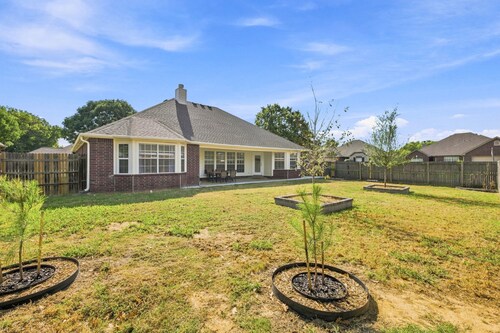 A cozy 3-bedroom house in Broken Arrow with alarge living room.