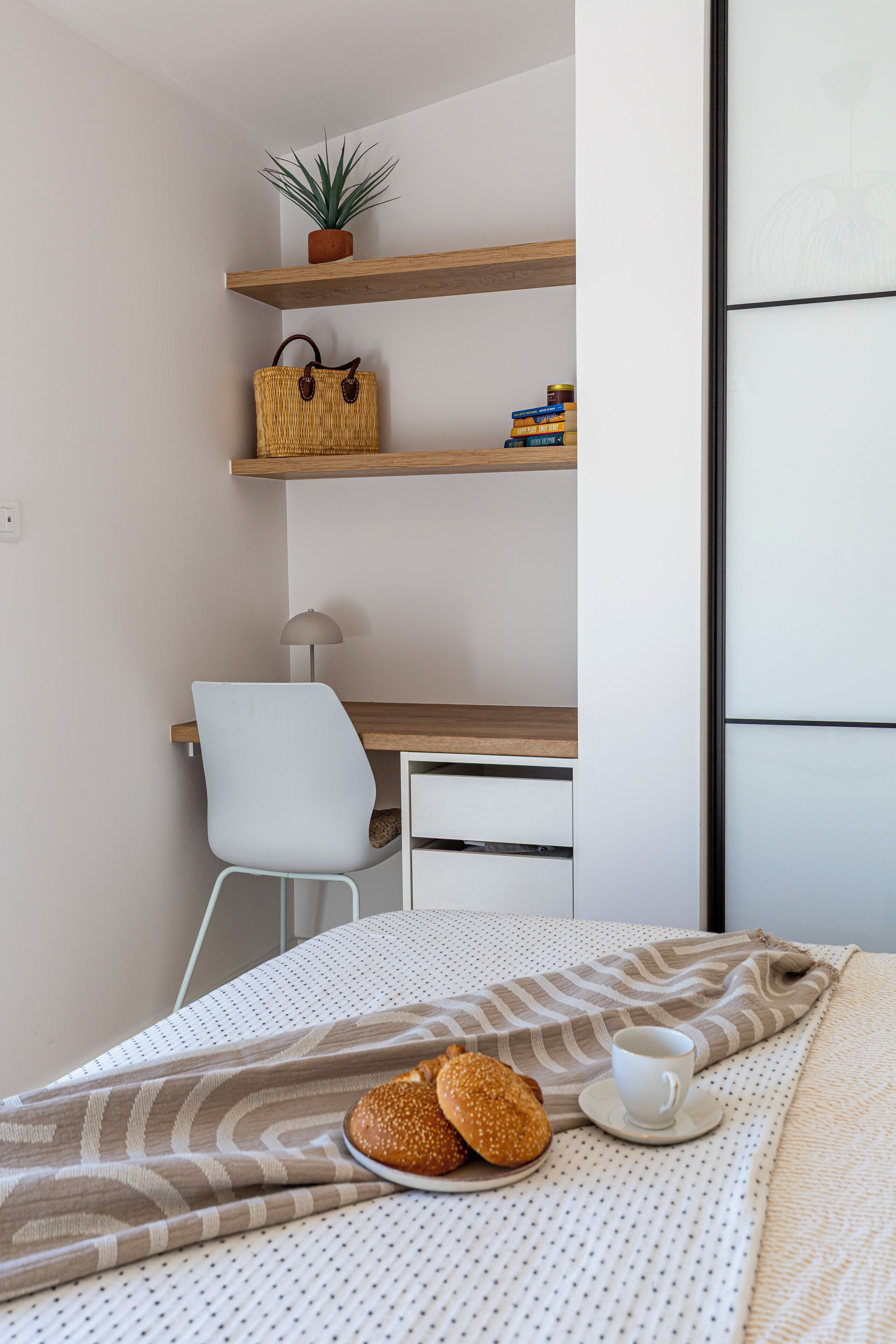 6 bedrooms, iron/ironing board, internet, bed sheets