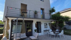 Outdoor dining - Beautiful, standalone studio apartment (Voreppe)