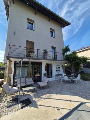 Outdoor dining - Beautiful, standalone studio apartment (Voreppe)