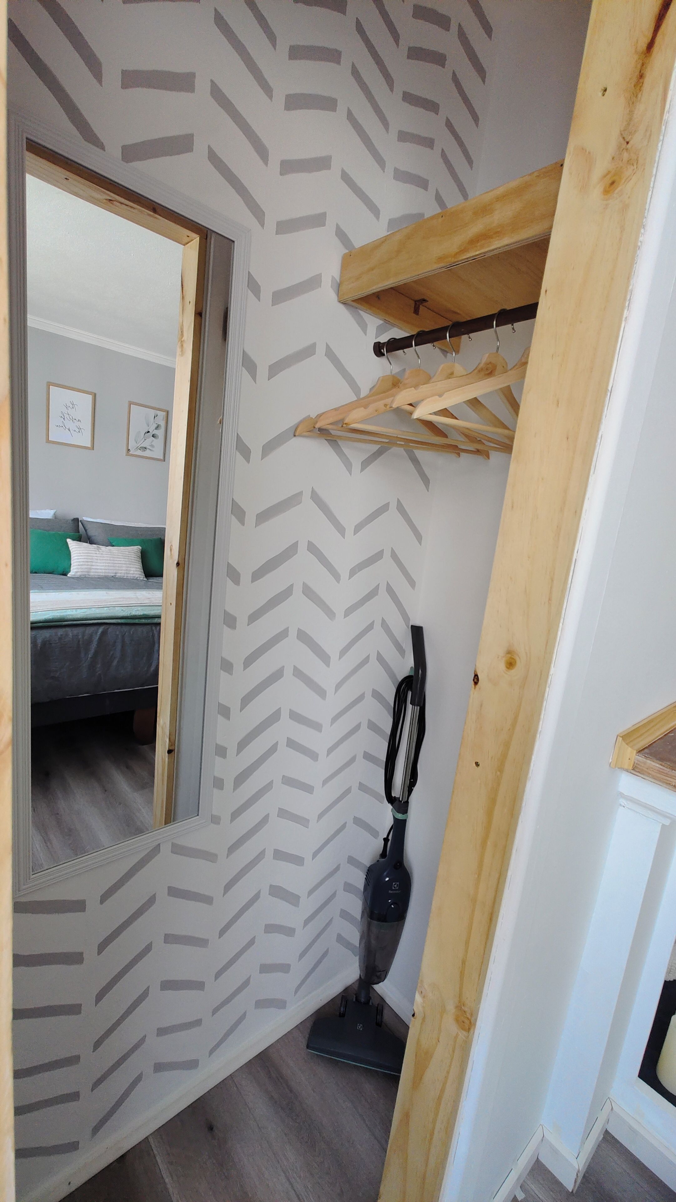 Tabla de planchar con plancha, wifi, ropa de cama