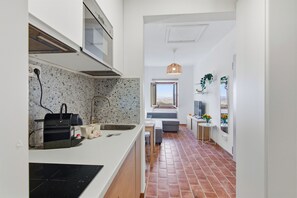 Eine moderne Küche mit Backofen, Spüle und einem Fenster mit Blick auf eine schöne Landschaft.