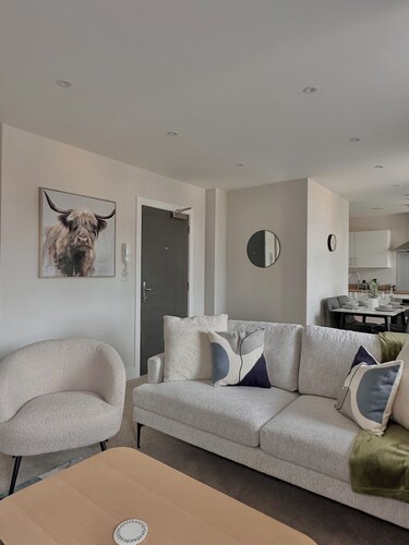 Elegant 2-Bed, Prime Spot near Marina & Station
