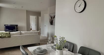 Elegant 2-Bed, Prime Spot near Marina & Station