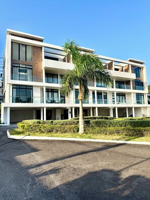 Unclassified image, 3 of 43, button - N/H Luxe 2BR/2.5 BA Villa Ocean Views Pool & Gym (Reading)